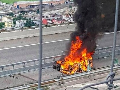 特斯拉在瑞士撞上隔離帶翻車起火 駕駛員當場身亡